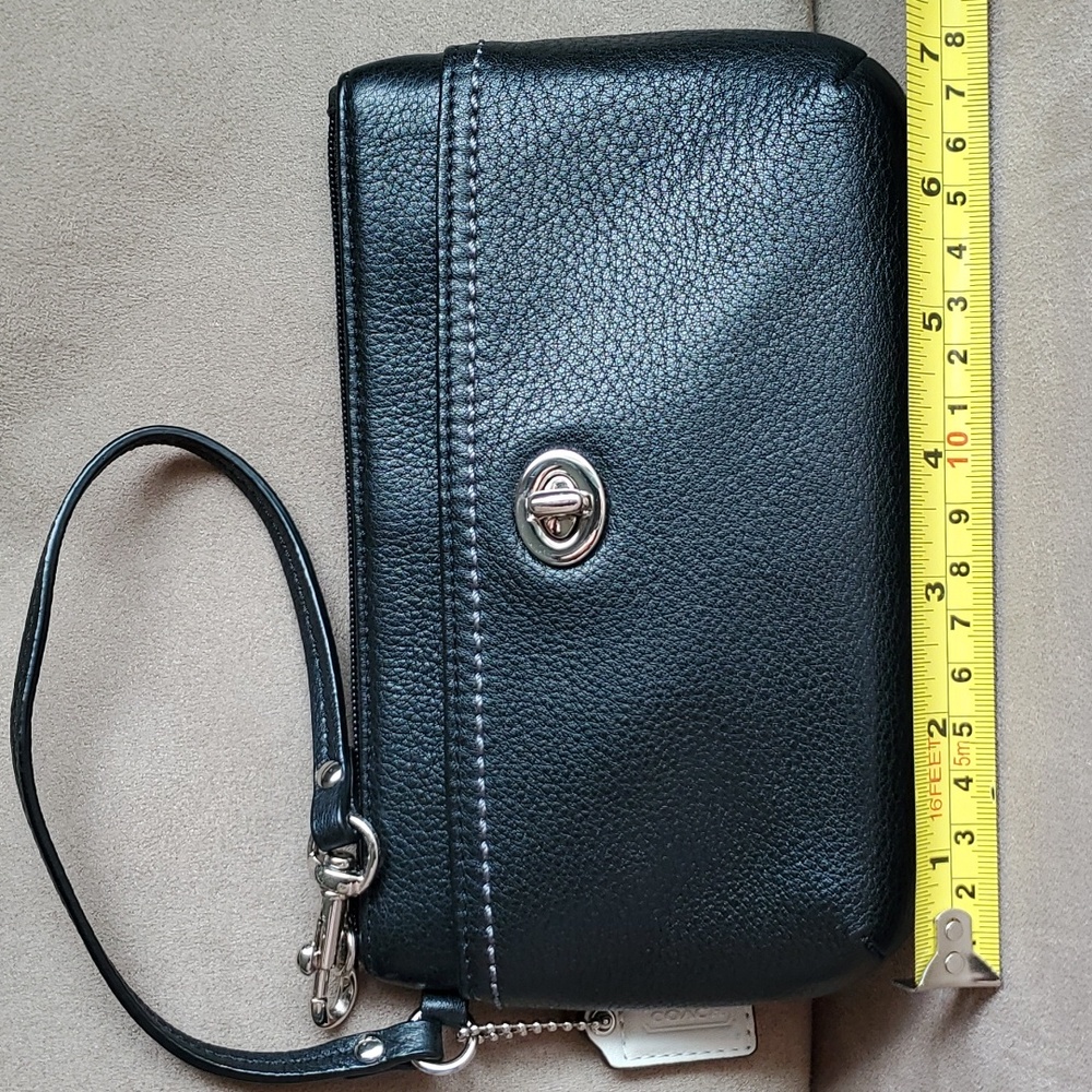 Coach - Leather clutch bag with strap. Colour: Black
